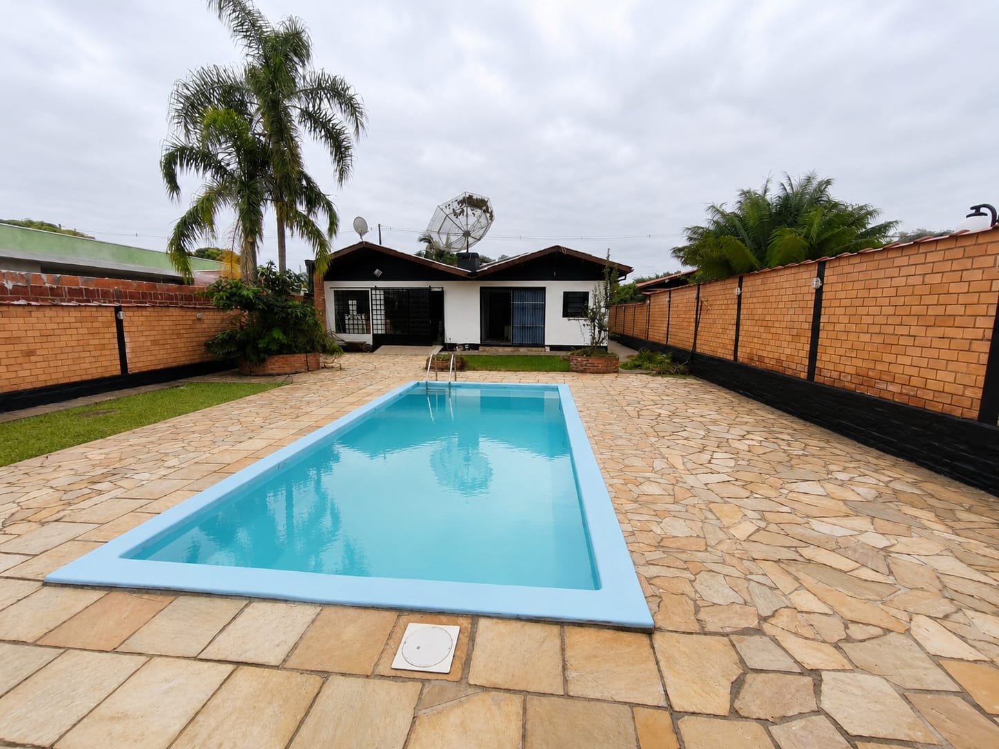 CASA MISTA COM PISCINA